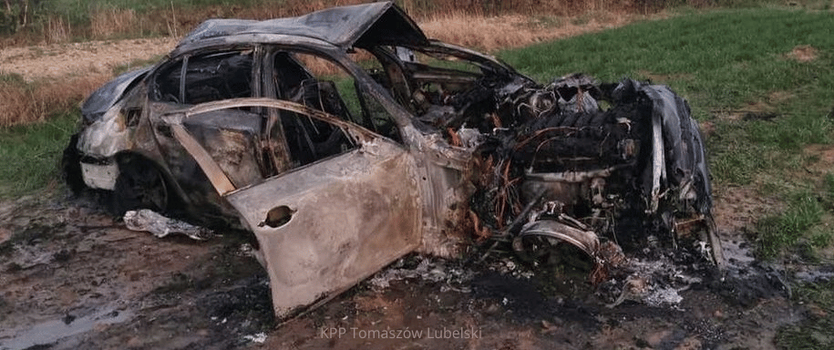 Spalone bmw na miejscu wypadku